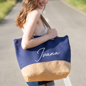 Personalizirana juco torba s imenom i jutenom bazom u prirodnoj boji, idealna za plažu, kupovinu i putovanja.