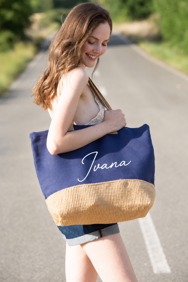 Jutena torba Personalizirana juco torba s imenom i jutenom bazom u prirodnoj boji, idealna za plažu, kupovinu i putovanja.