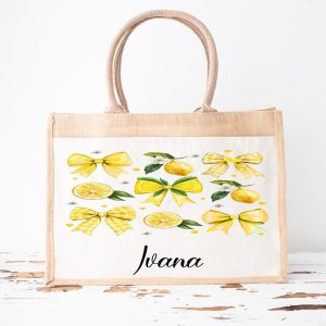 Personalizirana jutena torba s pamučnim prednjim džepom i tiskom imena, idealna za plažu i svakodnevnu upotrebu.