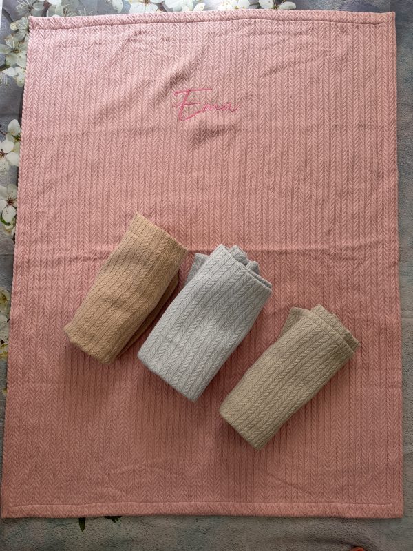 Personalizirana pletena dekica s imenom za bebe – 110 × 90 cm